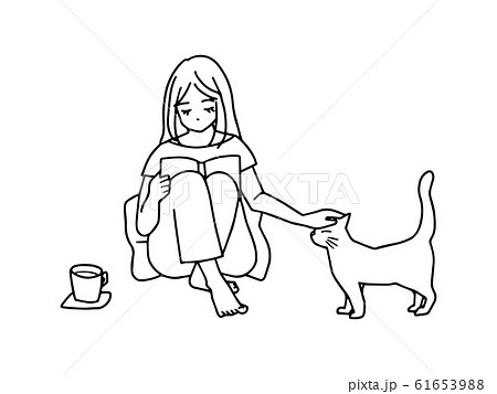 猫とまったり本を読む女性 猫とまったり本を読む女性 61653988