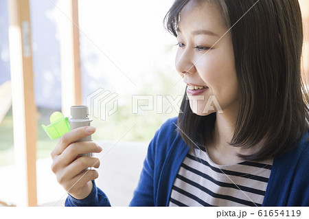 気管支拡張剤を使う女性 61654119