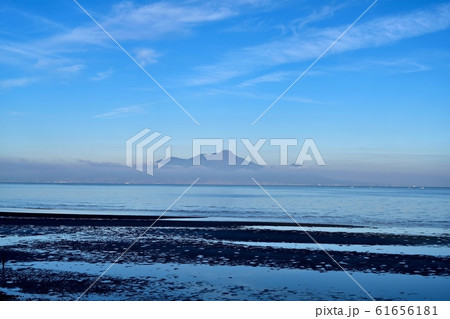 御輿来海岸から見た雲海たなびく朝の雲仙普賢岳の情景@熊本 御輿来海岸から見た雲海たなびく朝の雲仙普賢岳の情景@熊本 61656181