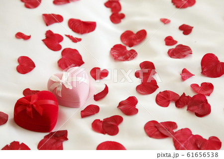 ハートの宝石箱とバラの花びらの写真素材 ハートの宝石箱とバラの花びらの写真素材