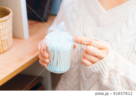 先細綿棒　女性 61657612