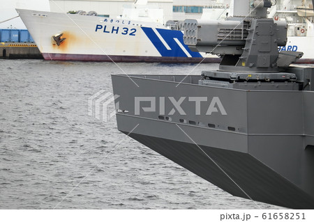 横浜港の自衛艦と巡視船 61658251