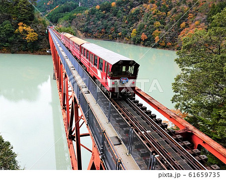大井川鉄道 井川線の湖上鉄橋を走る列車風景 61659735