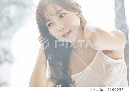 若い女性 長い髪 ロングヘア 61660574