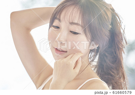 若い女性 長い髪 ロングヘア 61660579