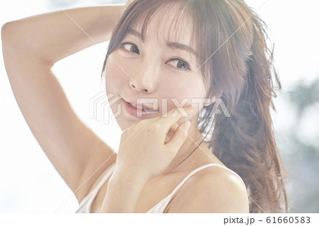 若い女性 長い髪 ロングヘア 61660583