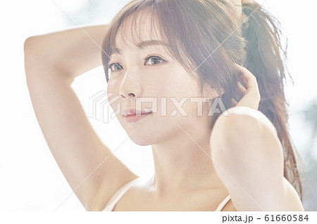 若い女性 長い髪 ロングヘア 61660584