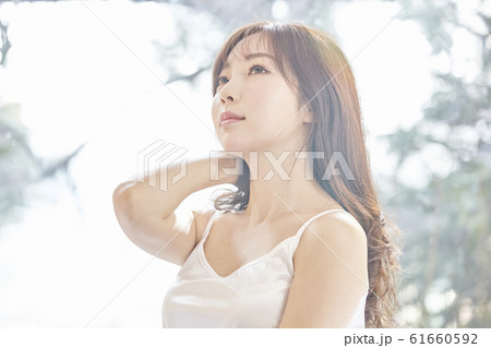 若い女性 長い髪 ロングヘア 61660592