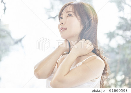 若い女性 長い髪 ロングヘア 61660593