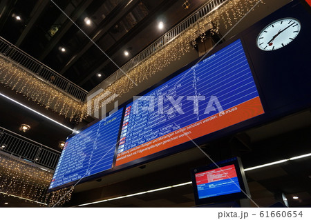 ベルン駅の出発案内 61660654