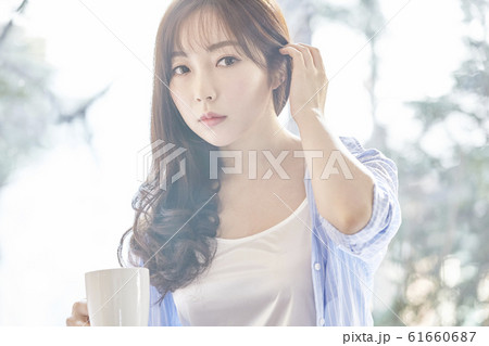 若い女性 長い髪 ロングヘア 61660687