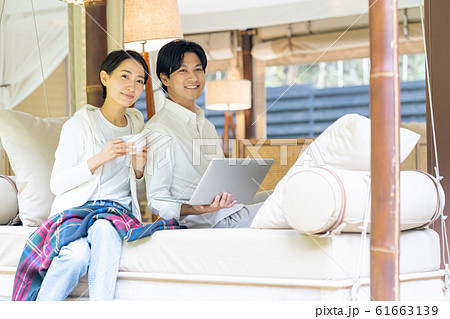 リゾートホテル カップル 旅行 アウトドアイメージ 61663139
