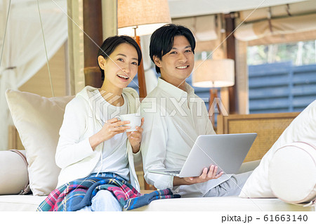 リゾートホテル カップル 旅行 アウトドアイメージ リゾートホテル カップル 旅行 アウトドアイメージ 61663140