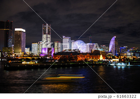 日本の横浜都市景観　みなとみらい21オフィス全館ライトアップ・クリスマスイブ＝2019年12月24日 61663322