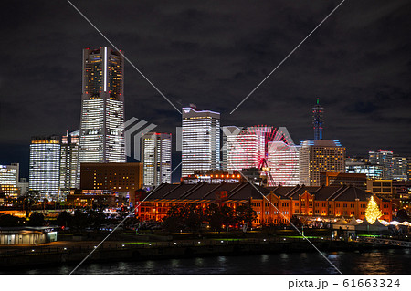 日本の横浜都市景観　みなとみらい21オフィス全館ライトアップ・クリスマスイブ＝2019年12月24日 61663324