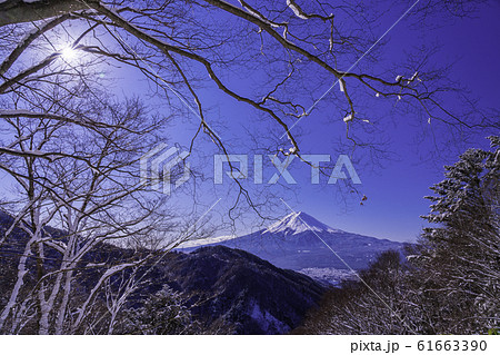 （山梨県）降雪した御坂みちから望む、富士山 61663390
