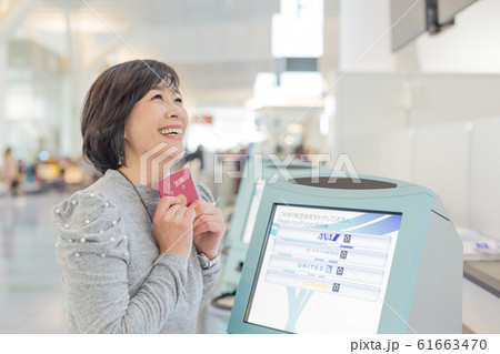初めての搭乗手続き 航空券発券手続きするミドル女性の喜怒哀楽シーン 61663470