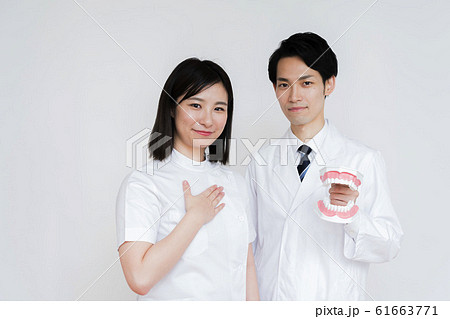 歯科医(白バック、男女、歯科助手、歯医者 歯科医(白バック、男女、歯科助手、歯医者 61663771