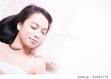 眠る女性 61663778