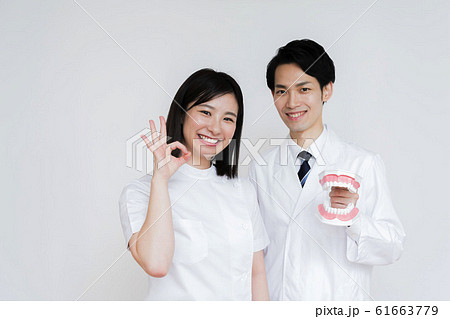 歯科医(白バック、男女、歯科助手、歯医者 歯科医(白バック、男女、歯科助手、歯医者 61663779