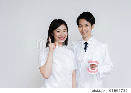 歯科医(白バック、男女、歯科助手、歯医者 歯科医(白バック、男女、歯科助手、歯医者 61663783