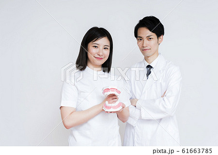 歯科医(白バック、男女、歯科助手、歯医者 歯科医(白バック、男女、歯科助手、歯医者 61663785