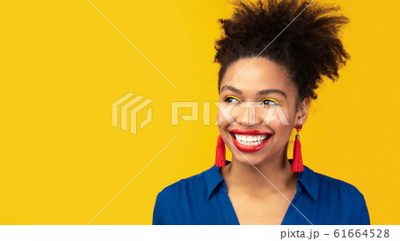 Close up portrait of laughing afro woman 61664528