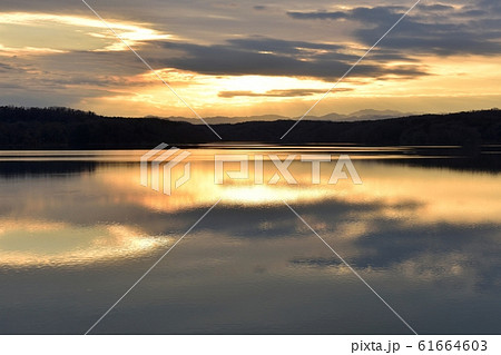 後光差す、年の瀬の狭山湖の夕暮れを撮る 61664603