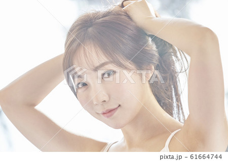 若い女性 朝 部屋 61664744