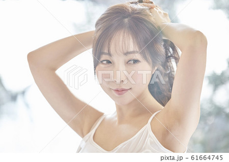 若い女性 長い髪 ロングヘア 61664745