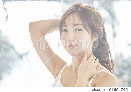 若い女性 長い髪 ロングヘア 61664746