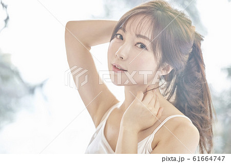 若い女性 長い髪 ロングヘア 61664747
