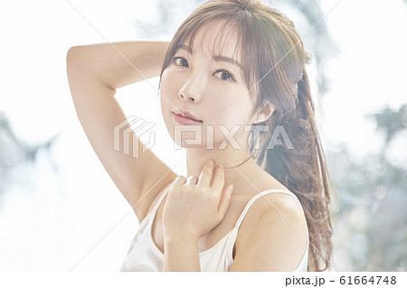 若い女性 長い髪 ロングヘア 61664748
