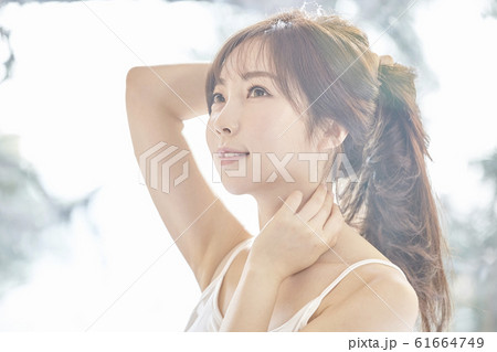 若い女性 長い髪 ロングヘア 61664749