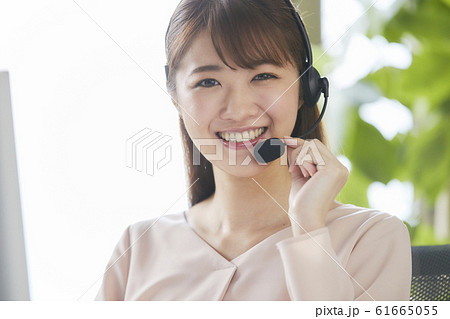 コールセンターで働く若い女性　オペレーター　 61665055