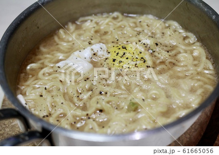 夜食の卵を落としたインスタントラーメン 鍋のまんまラーメン 夜食の卵を落としたインスタントラーメン 鍋のまんまラーメン 61665056