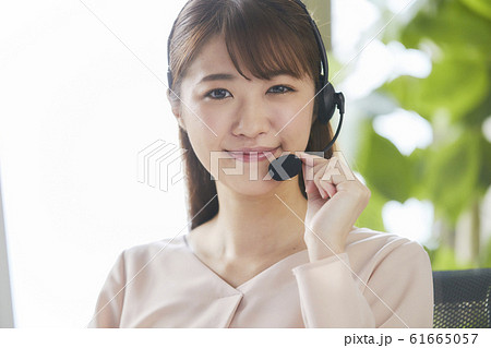 コールセンターで働く若い女性　オペレーター　 61665057