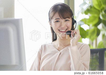 コールセンターで働く若い女性　オペレーター　 61665058
