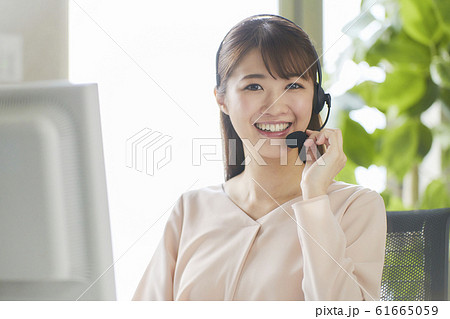 コールセンターで働く若い女性 オペレーター コールセンターで働く若い女性 オペレーター 61665059