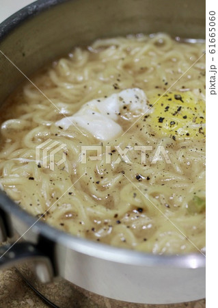 夜食の卵を落としたインスタントラーメン　鍋のまんまラーメン 61665060