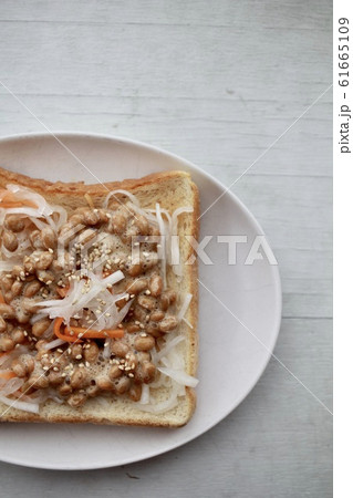 お正月の残り物アレンジ なますと納豆のトースト お正月の残り物アレンジ なますと納豆のトースト 61665109