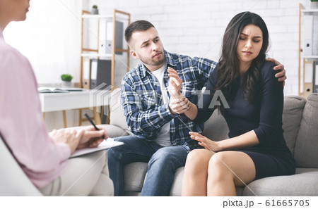 Woman denying husband's apologies during marital therapy Woman denying husband's apologies during marital therapy 61665705