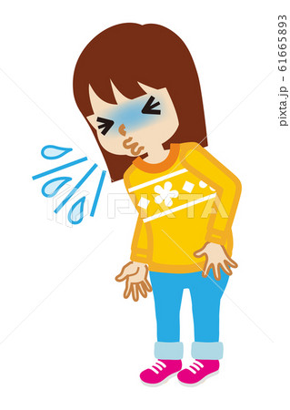 くしゃみをする女の子　風邪の症状 - 全身 61665893