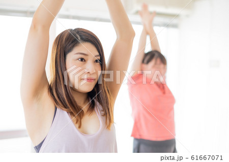 ヨガスタジオ 女性 2人 ヨガスタジオ 女性 2人 61667071