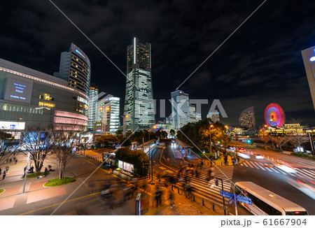 日本の横浜都市景観 クリスマスイブで賑わう桜木町駅前 オフィス全館点灯 などを望む 夜景 の写真素材