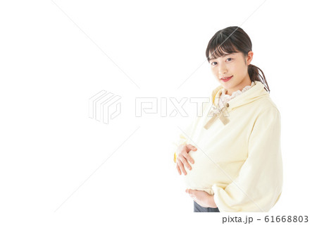 私服姿の若い妊婦の女性 61668803