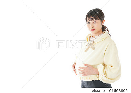 私服姿の若い妊婦の女性 61668805