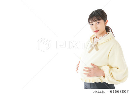 私服姿の若い妊婦の女性 61668807
