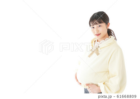 私服姿の若い妊婦の女性 私服姿の若い妊婦の女性 61668809