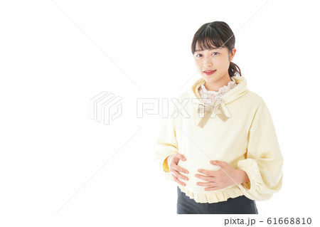 私服姿の若い妊婦の女性 61668810
